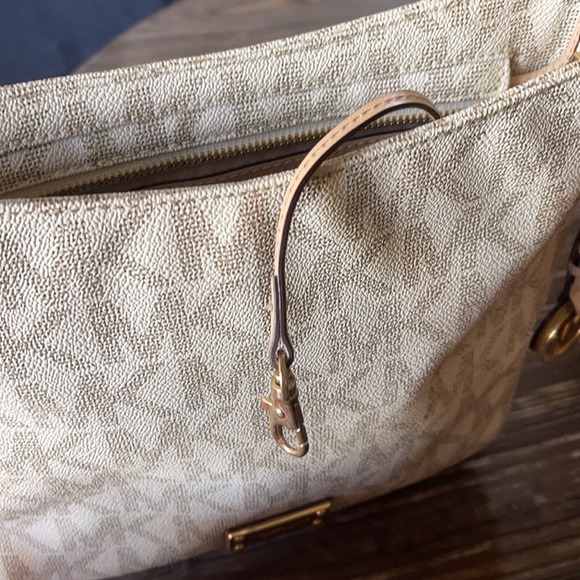 Michael Kors crossbody/ messengr - Picture 6 of 8